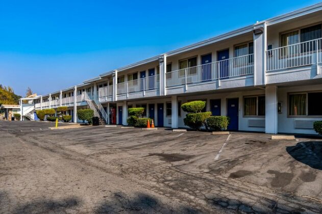 Motel 6 Concord - Photo4
