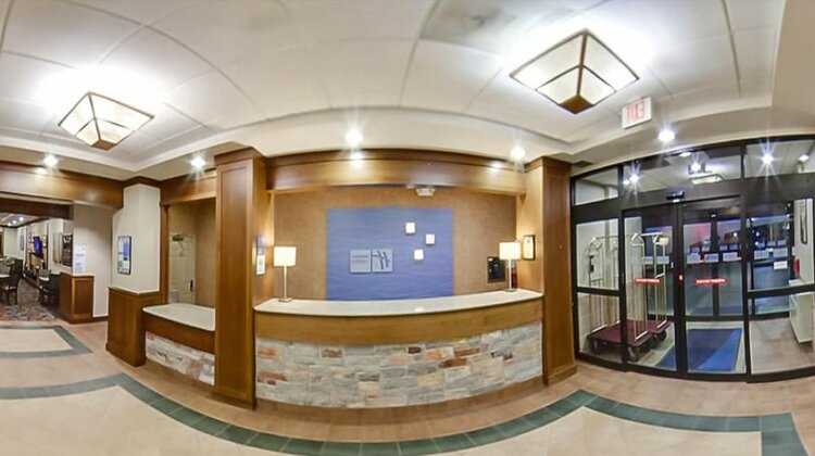 Holiday Inn Express Hotel & Suites Coralville - Photo2