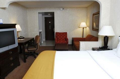 Holiday Inn Express Hotel & Suites Corinth - Photo4