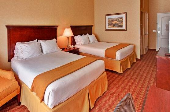 Holiday Inn Express Hotel & Suites Corona - Photo2