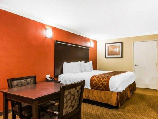 Rodeway Inn & Suites Corona - Photo3