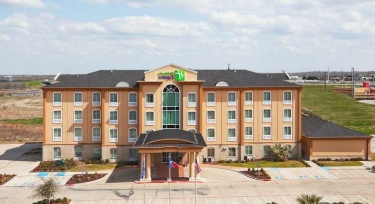 Holiday Inn Express Hotel and Suites Corsicana I-45 - Photo2