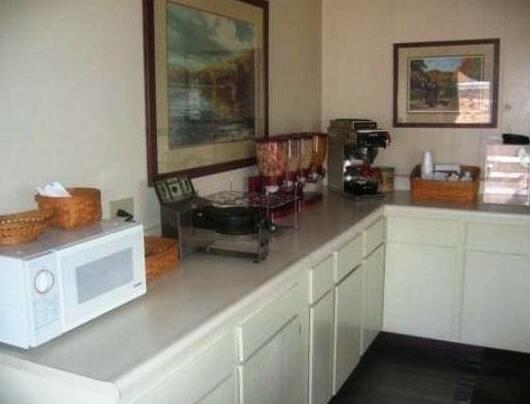 Country Squire Inn & Suites - Photo3
