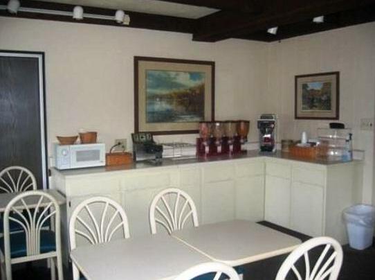 Country Squire Inn & Suites - Photo4