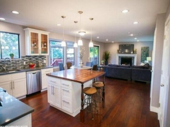 Huge Seven Bedroom Home in Cottonwood Heights - Photo3