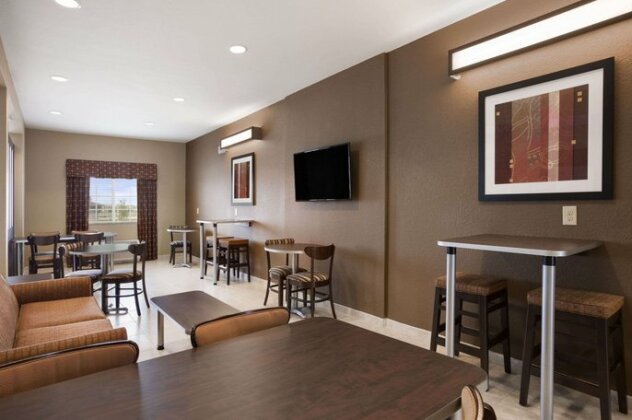 Microtel Inn & Suites by Wyndham Cotulla - Photo3