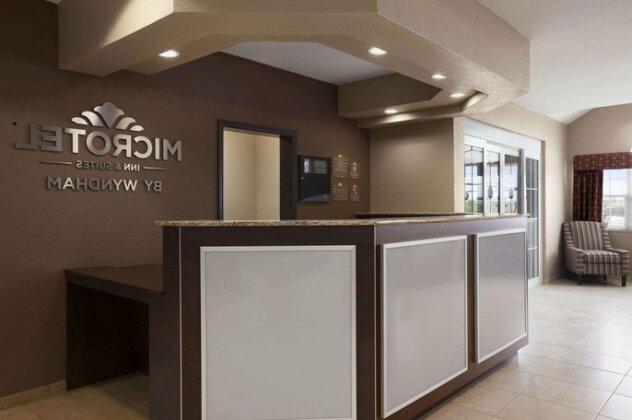 Microtel Inn & Suites by Wyndham Cotulla - Photo4