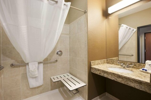 Microtel Inn & Suites by Wyndham Cotulla - Photo5