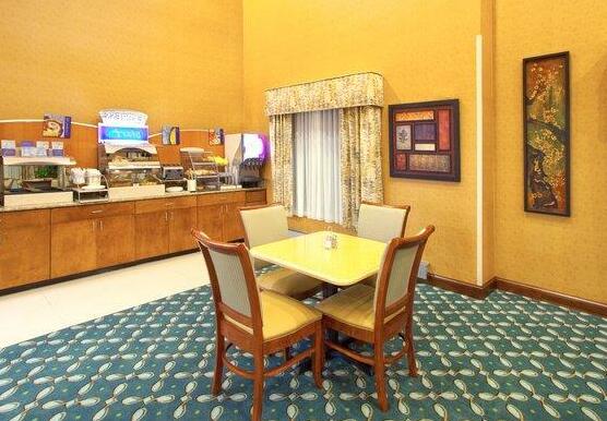 Holiday Inn Express Hotel & Suites Culpeper - Photo3