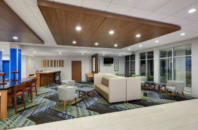 Holiday Inn Express & Suites - Dallas NW HWY - Love Field - Photo3