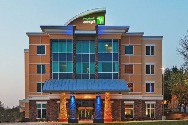 Holiday Inn Express & Suites North Dallas at Preston - Photo2