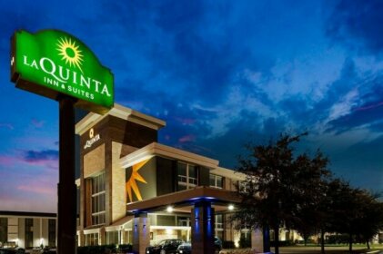 La Quinta Inn & Suites Dallas I-35 Walnut Hill Lane