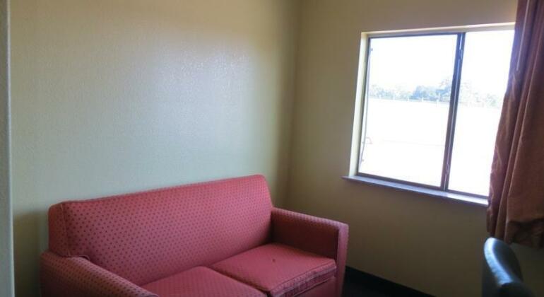 Tropicana Inn and Suites - Photo4