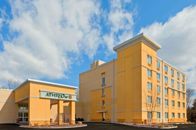 La Quinta Inn & Suites Danbury - Photo2