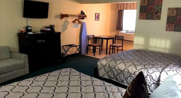 Pacer Inn & Suites Motel - Photo2