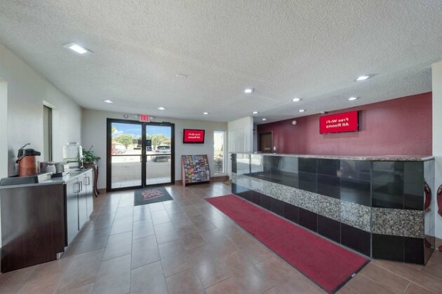 Red Roof Inn & Suites - Photo4