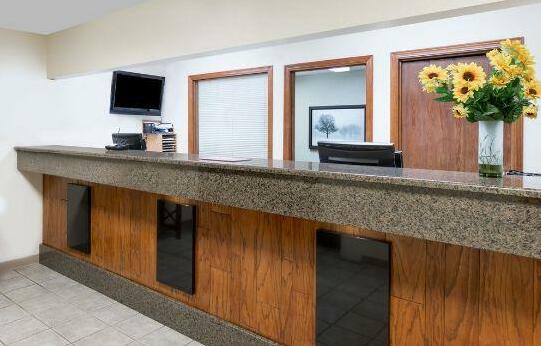 Days Inn & Suites by Wyndham Des Moines Airport - Photo2
