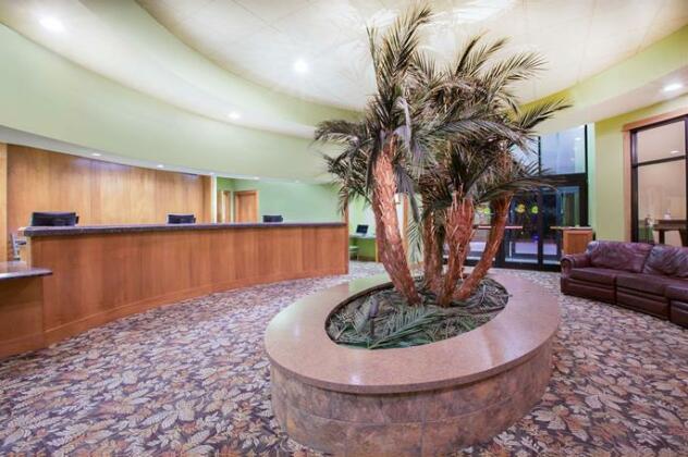 Ramada by Wyndham Des Moines Tropics Resort & Conference Ctr - Photo2