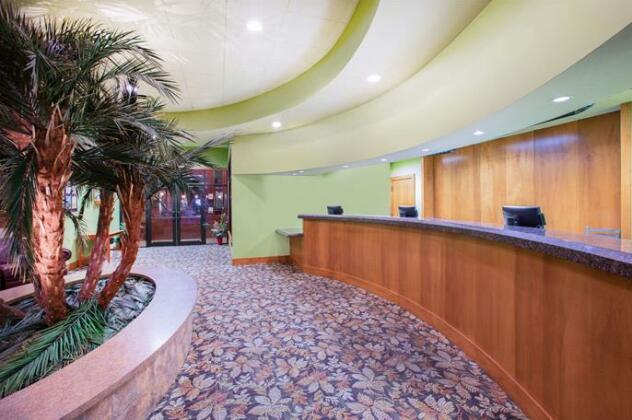 Ramada by Wyndham Des Moines Tropics Resort & Conference Ctr - Photo3