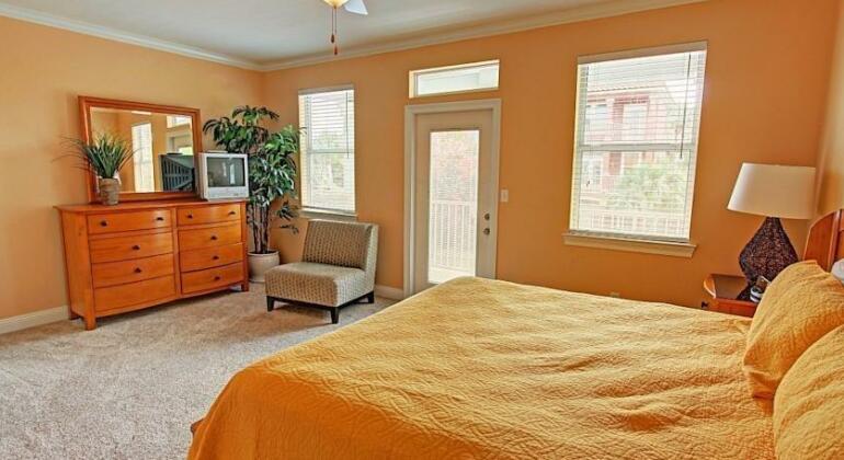Betting On The Sun - Colorful Contemporary 3 BR Home - Photo4