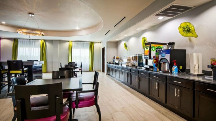Best Western Plus Dilley Inn & Suites - Photo5