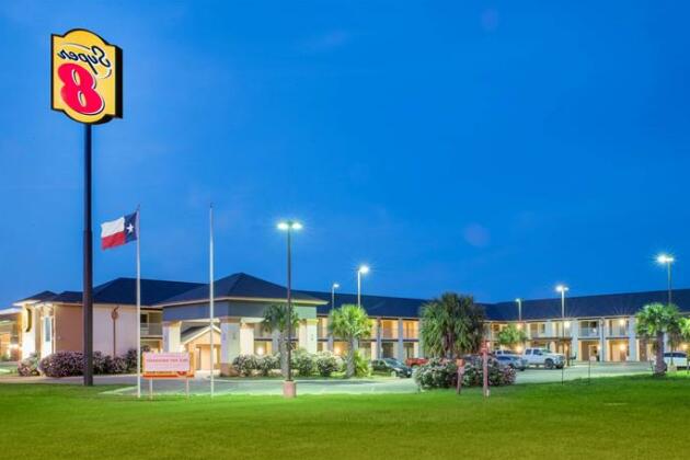Super 8 by Wyndham Dilley TX