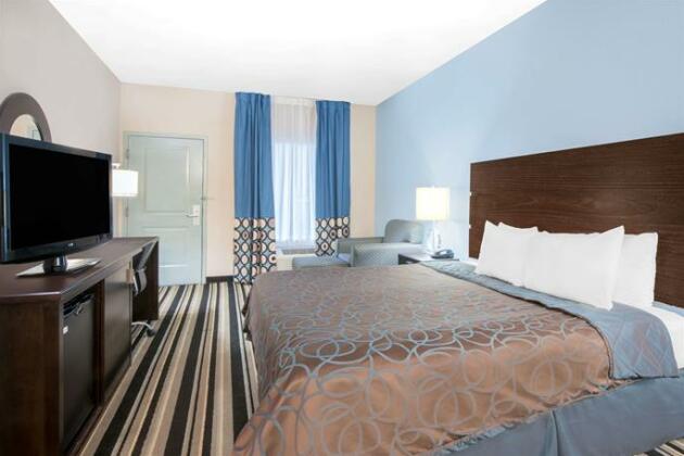 Super 8 by Wyndham Dilley TX - Photo5