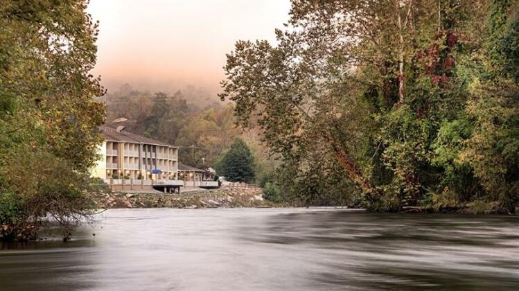 BEST WESTERN PLUS River Escape Inn & Suites - Photo2