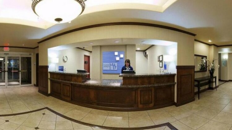 Holiday Inn Express Hotel & Suites Dinuba West - Photo3