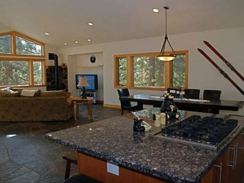 RedAwning Tahoe City Retreat with Hot Tub - Photo5