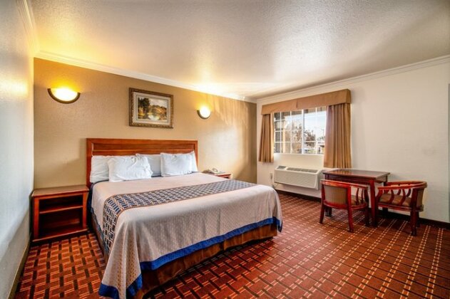 Regency Inn & Suites Downey - Photo4