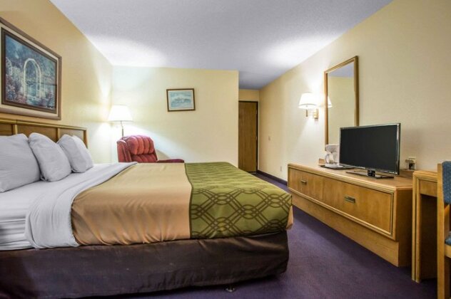 Econo Lodge Inn & Suites Dubuque - Photo2