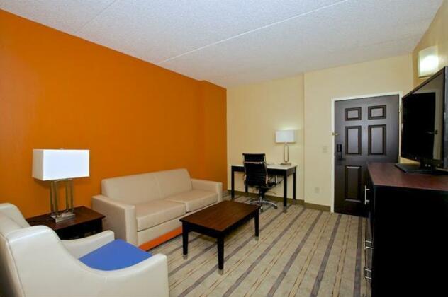 Holiday Inn Express & Suites Atlanta NE- Duluth - Photo2