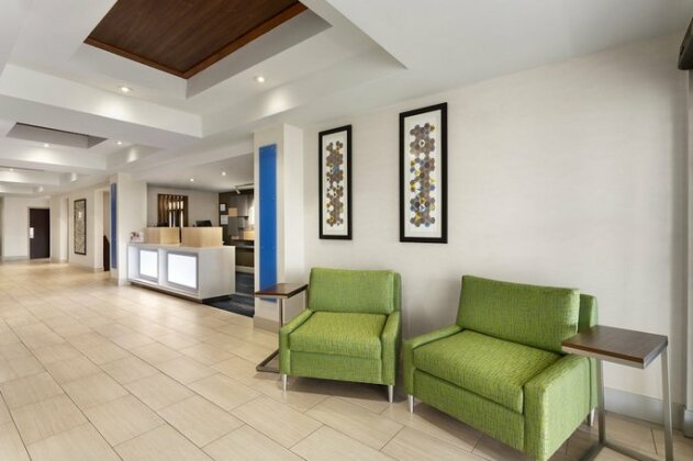 Holiday Inn Express Hotel & Suites Durant - Photo3