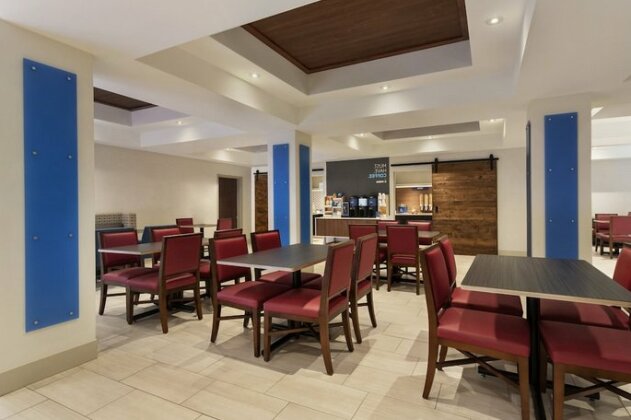 Holiday Inn Express Hotel & Suites Durant - Photo5