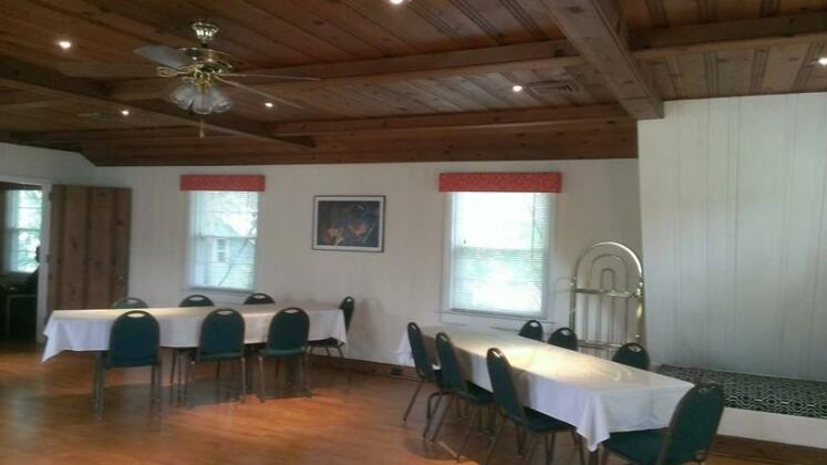 Morehead Manor Bed and Breakfast - Photo2