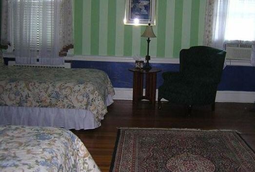 Morehead Manor Bed and Breakfast - Photo3
