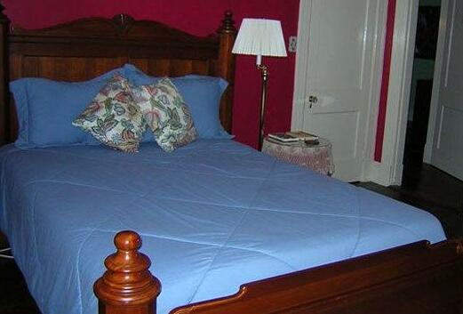 Morehead Manor Bed and Breakfast - Photo4