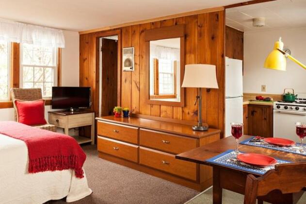 Cove Bluffs Guest Rooms & Suites - Photo3