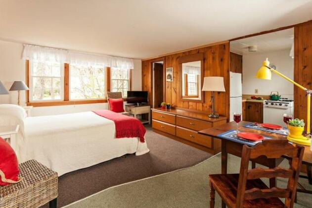 Cove Bluffs Guest Rooms & Suites - Photo4