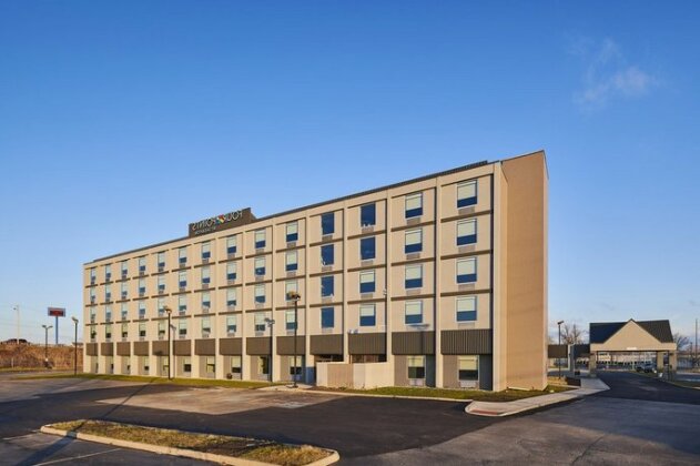 Radisson Hotel and Suites Cleveland- Eastlake - Photo3
