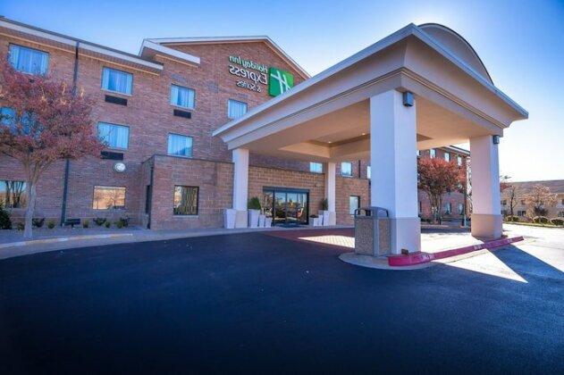Holiday Inn Express Hotel & Suites Edmond - Photo2