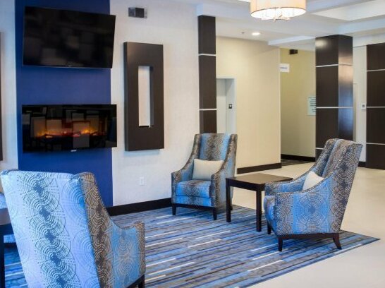 Holiday Inn Express and Suites Edwardsville - Photo3
