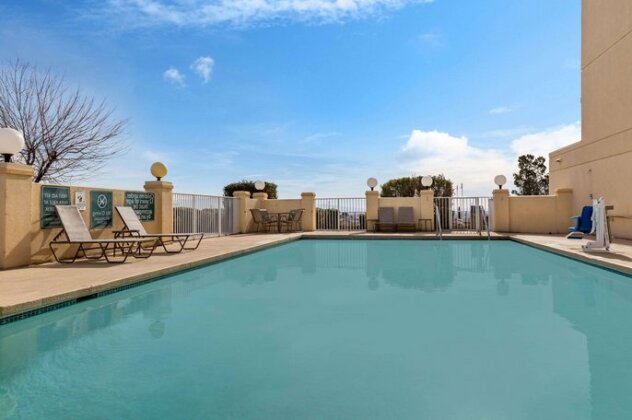 La Quinta Inn & Suites El Paso East - Photo4
