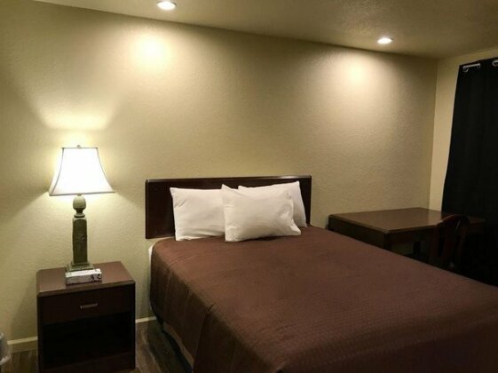 Whistling Pines Motel- Daily and Extended Stay - Photo2