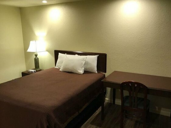 Whistling Pines Motel- Daily and Extended Stay - Photo3