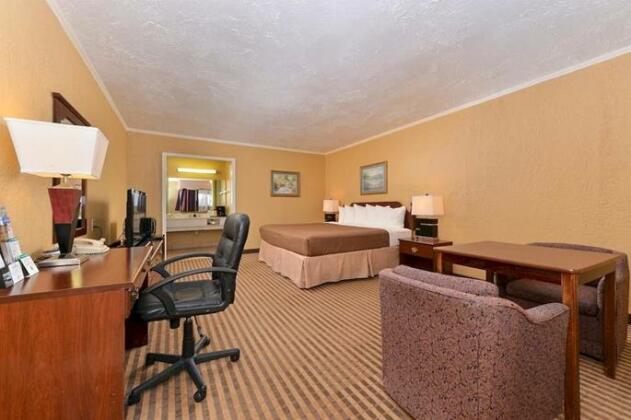 Executive Plus Inn and Suites - Photo4