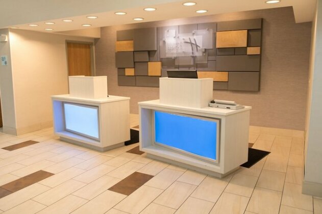 Holiday Inn Express Hotel & Suites Elkhart-South - Photo2
