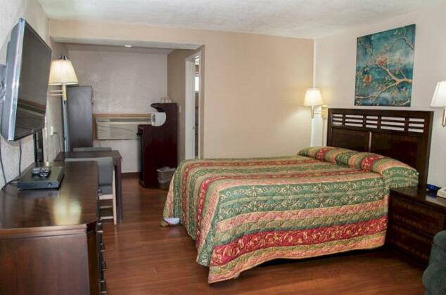 Esquire Inn - Photo2