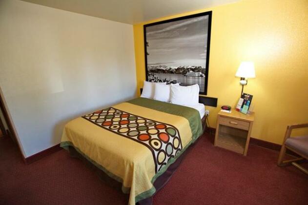 Super 8 by Wyndham Elko - Photo4